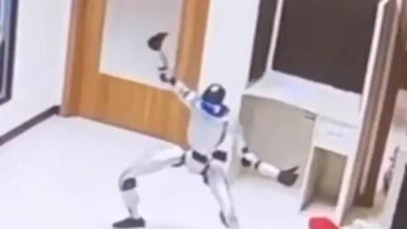 Un robot umanoid execută mișcări spectaculoase într-o demonstrație captivantă.