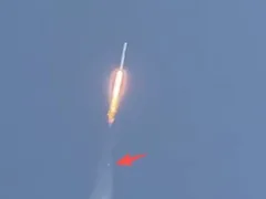 Racheta Tianlong-3 în timpul lansării, cu flăcări și fum vizibile.