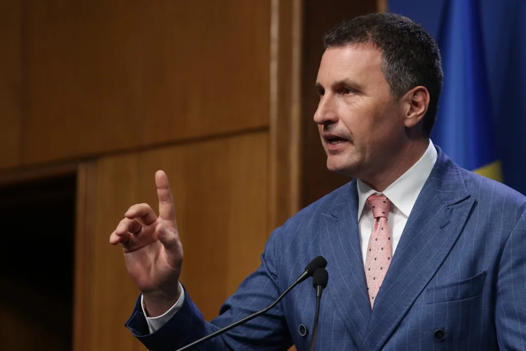 Vicepremierul Tanczos Barna discutând despre amendamentele controversate la legea ANI.