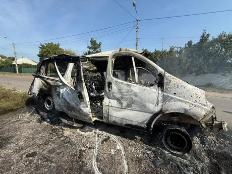 Mașină civilă distrusă în urma unui atac în Kramatorsk, cu urme de incendiu și daune evidente.
