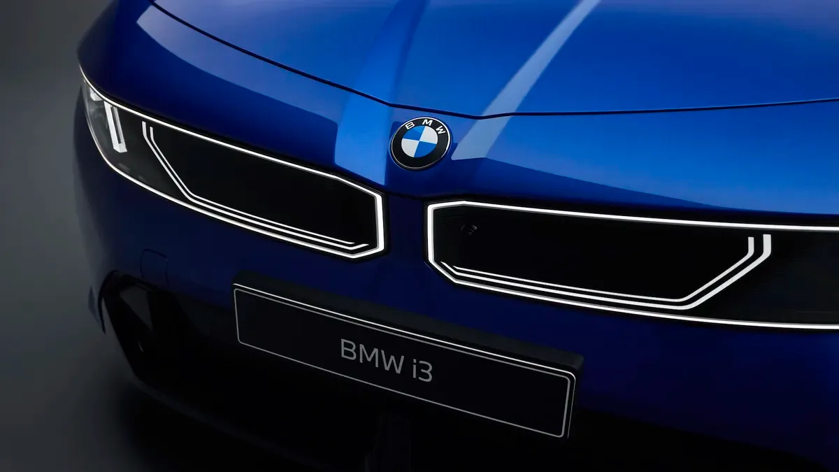Detaliu al grilei frontale a noului BMW i3 electric.