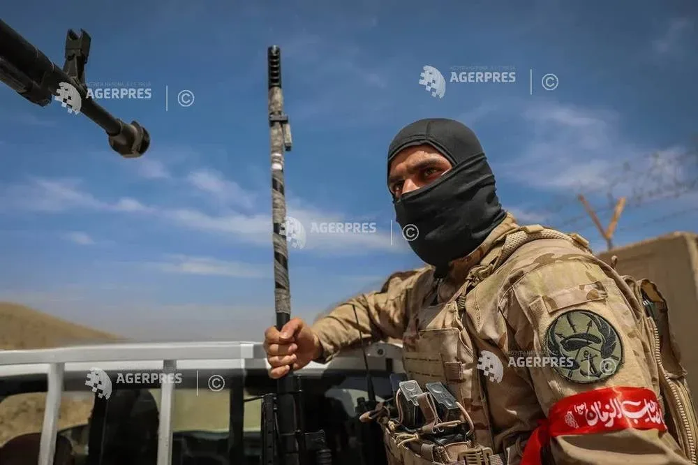 Un membru al IRGC înarmat, pregătit pentru acțiune în teren.