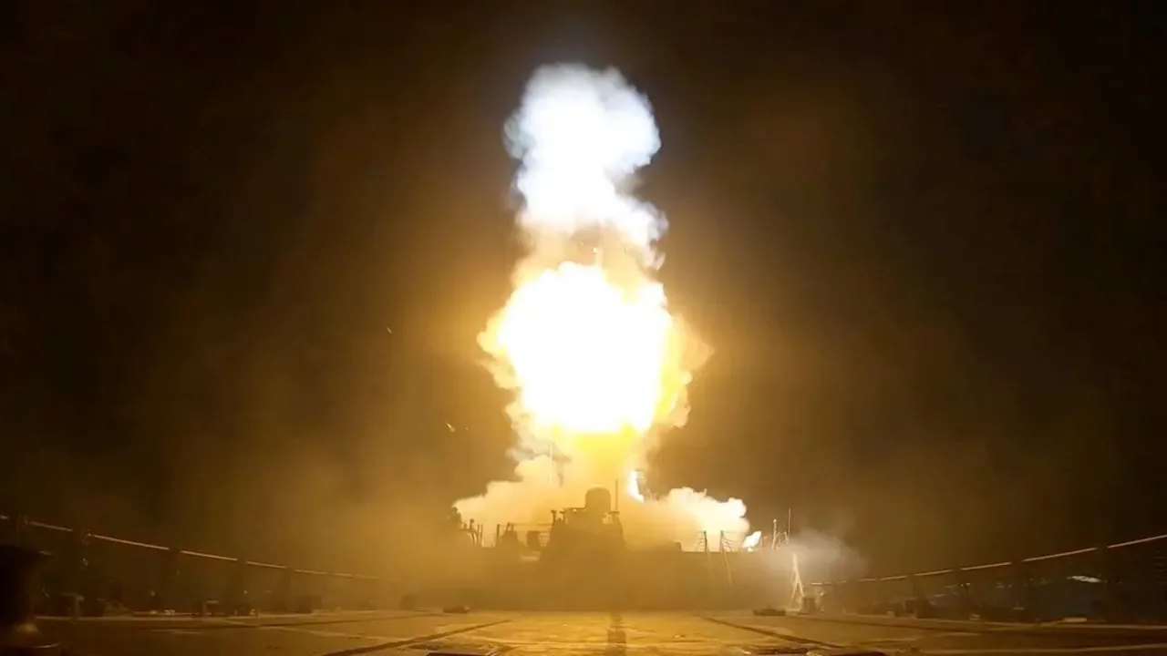 Rachetă lansată în timpul unui exercițiu militar nocturn.