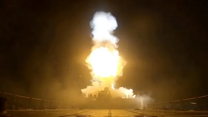 Rachetă lansată în timpul unui exercițiu militar nocturn.