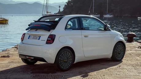 Fiat 500 Hybrid Dolcevita decapotabilă pe malul apei, cu plafon textil albastru.
