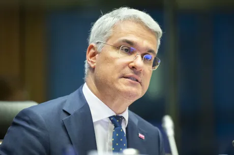 Dragoș Pîslaru discutând despre fonduri europene la Bruxelles.
