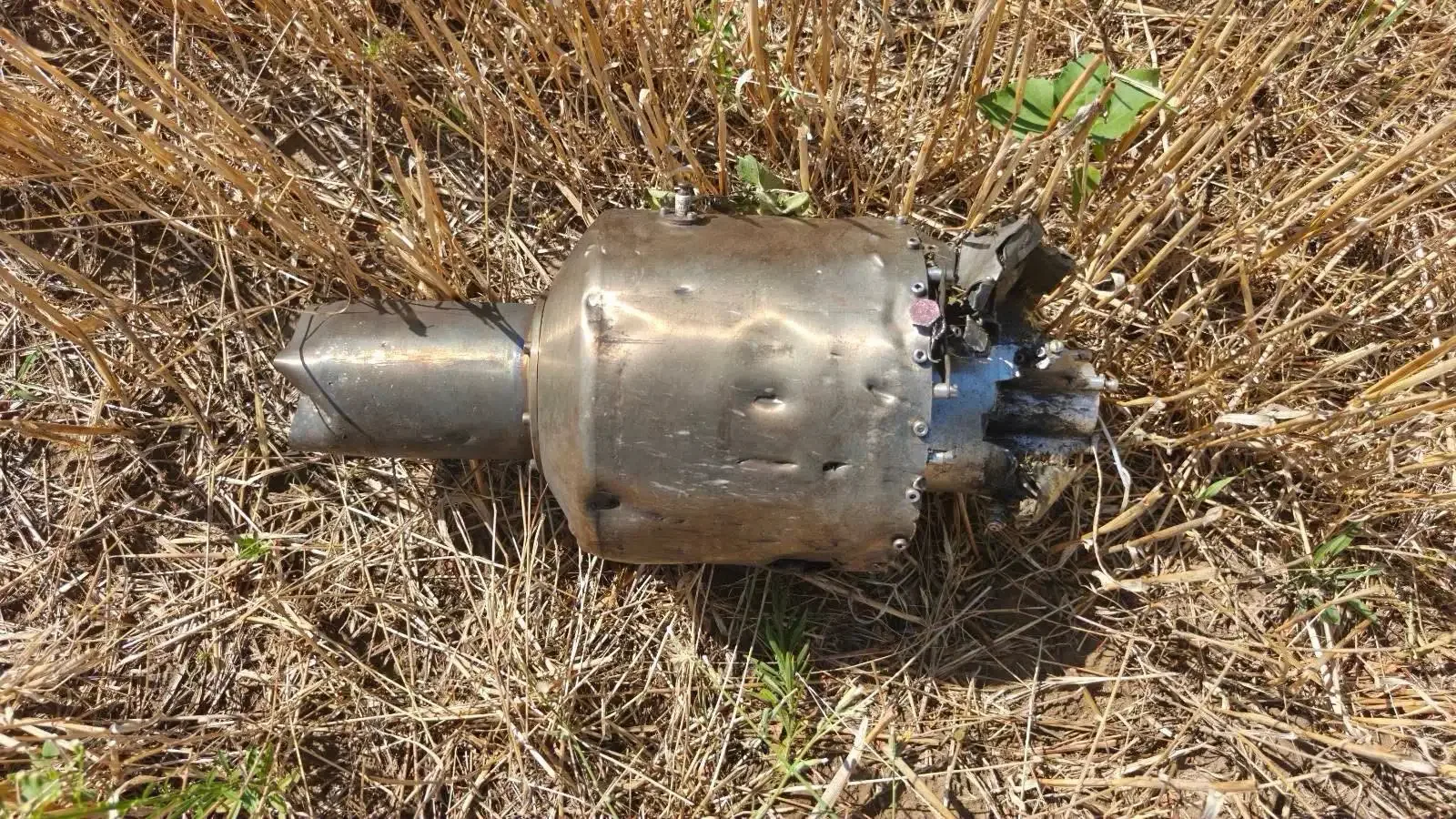 Fragmente de dronă-rachetă găsite în câmpul din Crocmaz.