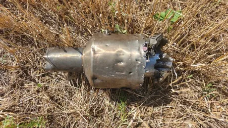 Fragmente de dronă-rachetă găsite în câmpul din Crocmaz.