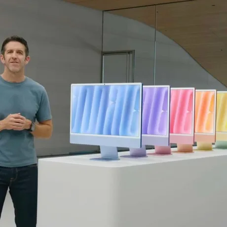 Prezentare a noilor culori pentru iMac cu cip M6, într-un mediu modern.
