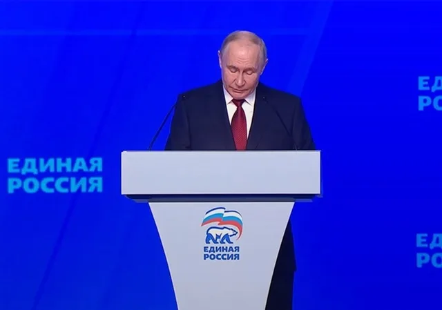 Vladimir Putin susține un discurs în fața susținătorilor partidului Rusia Unită.