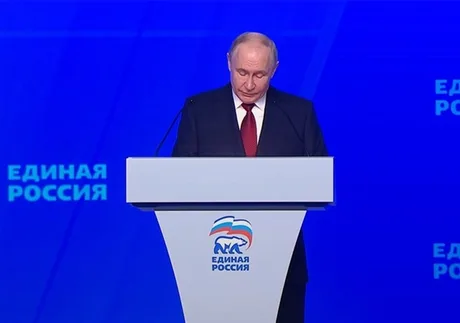 Vladimir Putin susține un discurs în fața susținătorilor partidului Rusia Unită.