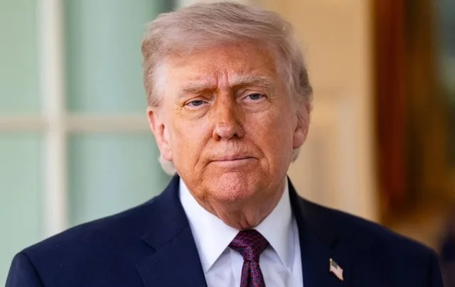Donald Trump cu o expresie serioasă, reflectând asupra situației politice actuale.