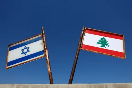 Steagurile Libanului și Israelului fluturând sub un cer senin.