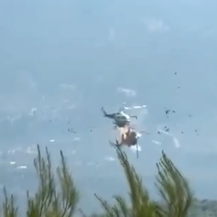 Coliziune între două elicoptere în Attica, provocând tragedie în timpul intervenției la incendii.