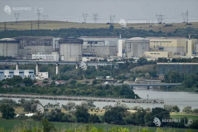 Centrala nucleară de la Cernavodă, pe fundalul unui peisaj industrial.