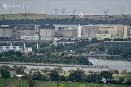 Centrala nucleară de la Cernavodă, pe fundalul unui peisaj industrial.
