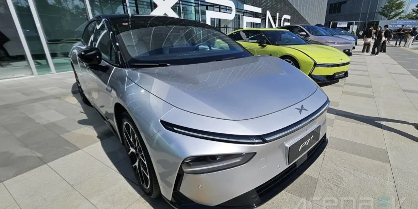 XPeng P7+ expus la showroom-ul din Paris, cu un design modern și elegant.