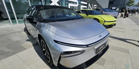 XPeng P7+ expus la showroom-ul din Paris, cu un design modern și elegant.