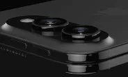 Detaliu al unui smartphone pliabil cu camere sofisticate.