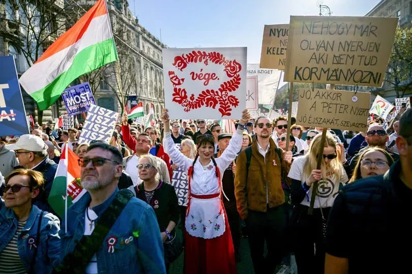 Protest cu pancarte la o manifestație în Ungaria.