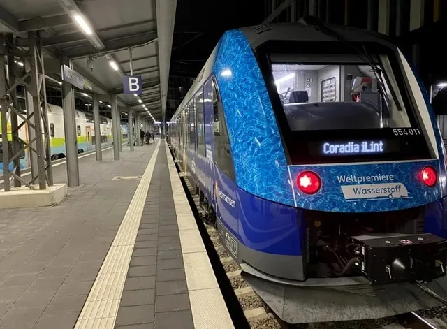 Tren cu hidrogen la stație, pregătit pentru plecare pe rute neelectrificate.
