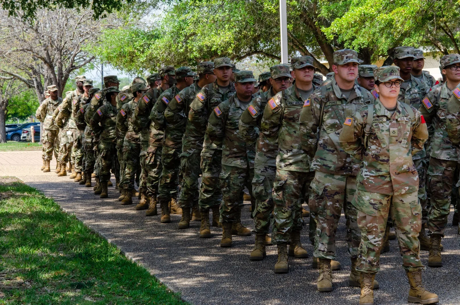 Soldați în uniformă, pregătiți pentru recrutare în armata SUA.