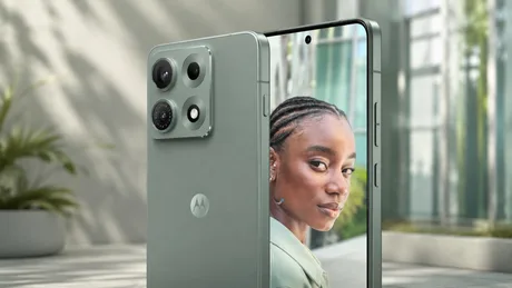 Un smartphone cu design modern și cameră avansată, pregătit pentru utilizare zilnică.