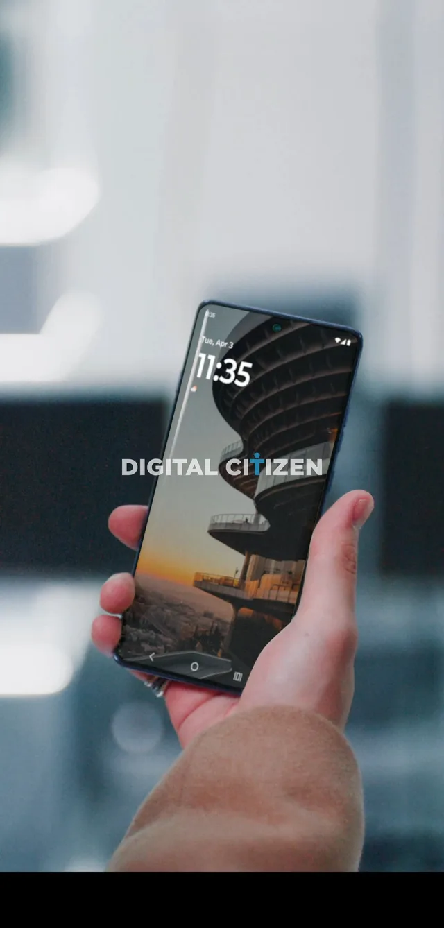 Un utilizator interacționând cu Motorola Edge 70 Max, arătând ecranul.