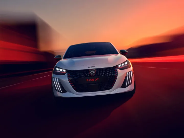 Peugeot e-208 GTi, un hot hatch electric cu design modern și performanțe remarcabile.