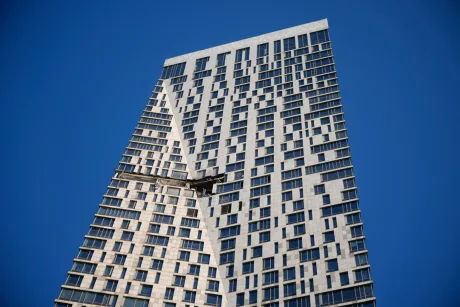 Clădire modernă din Moscova, cu un cer albastru senin.