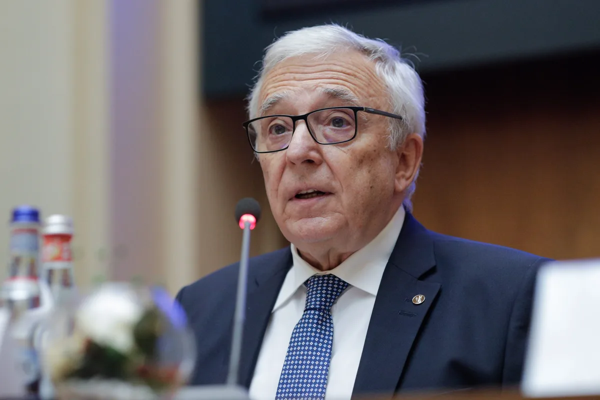 Mugur Isărescu discutând despre economia României la o conferință regională.