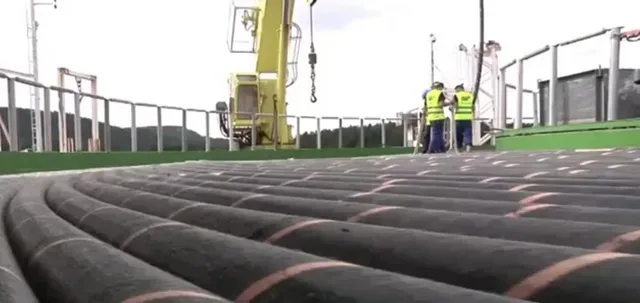Parc solar modern cu panouri fotovoltaice și echipamente de stocare a energiei.