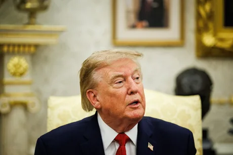 Donald Trump discutând despre tarifele comerciale și relațiile internaționale.