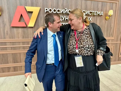 Diana Șoșoacă și Ilan Șor zâmbind la forumul din Sankt Petersburg.