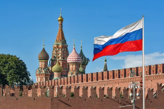 Steagul Rusiei flutură lângă Kremlin, simbol al economiei în schimbare.