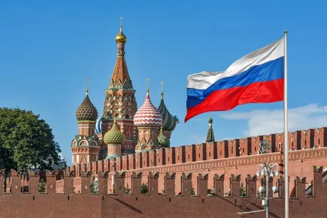Steagul Rusiei flutură lângă Kremlin, simbol al economiei în schimbare.