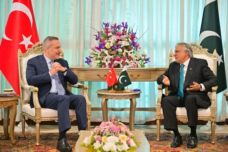Întâlnire diplomatică între miniștrii de externe ai Turciei și Egiptului în Pakistan.