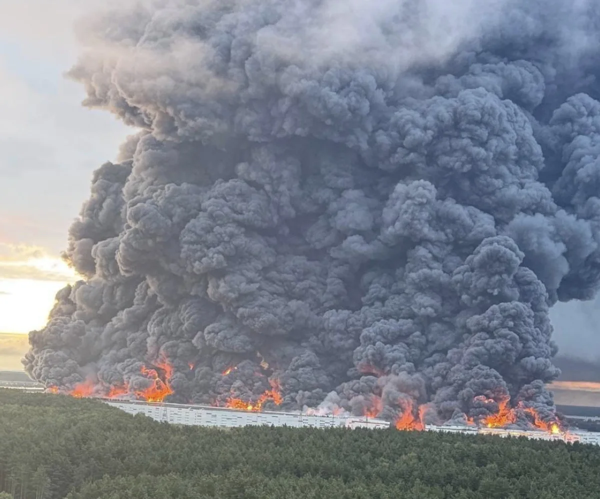 Incendiu masiv la un depozit din Moscova, cauzat de atacuri cu drone.