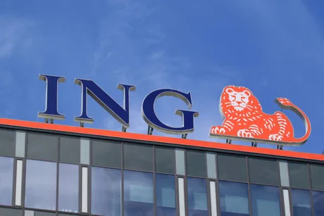 Logo-ul ING Bank pe clădire, simbolizând disputa legală cu autoritățile.