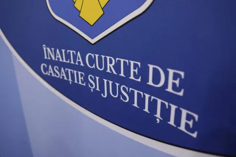 Sigla Înaltei Curți de Casație și Justiție pe un fundal albastru.