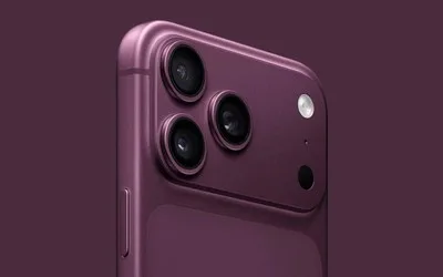 Detaliu al camerei unui smartphone modern în nuanțe de violet.