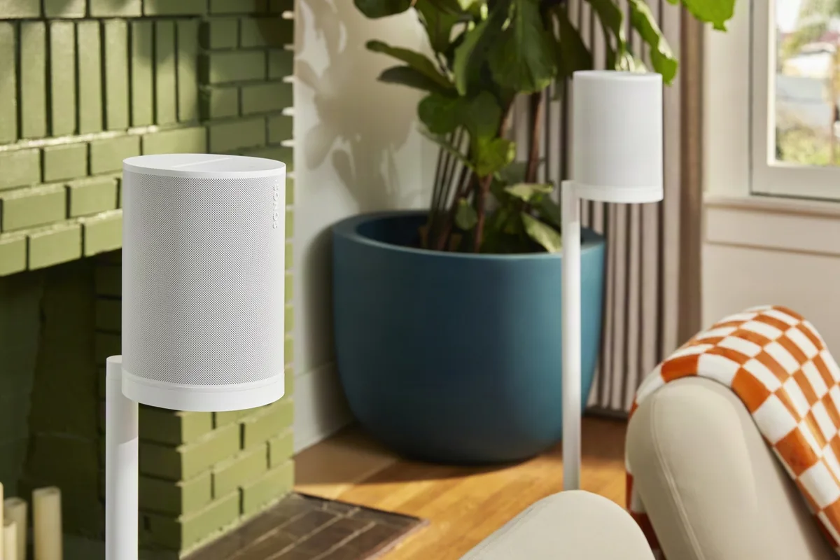 Boxe Sonos Era 100 SL, integrate într-un decor modern.