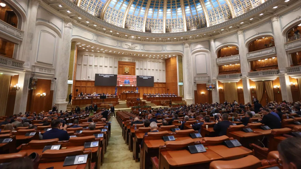 Sesiune parlamentară în sala Senatului României, cu mulți senatori prezenți.