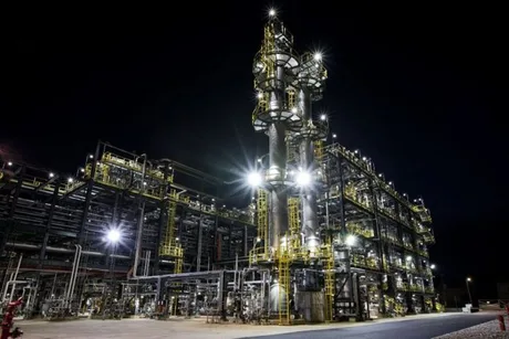 Unitate de producție la Petrobrazi, iluminată noaptea, dedicată combustibililor sustenabili.