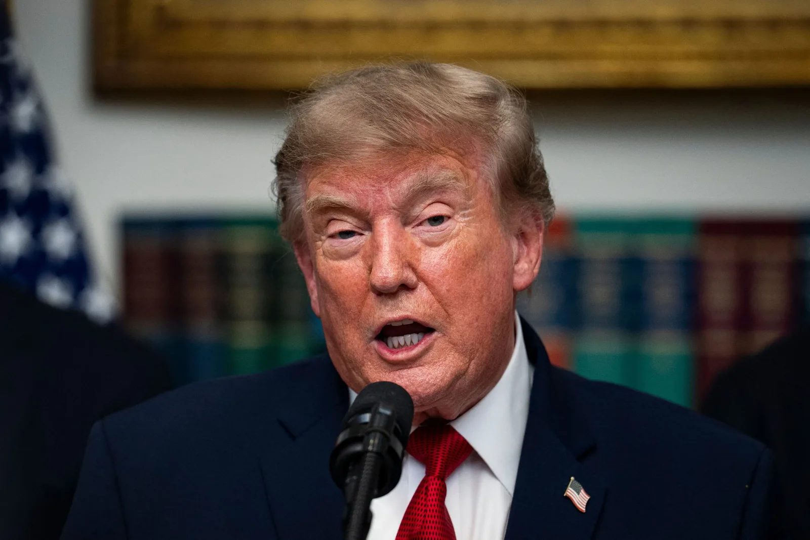Donald Trump discută despre sancțiuni economice împotriva țărilor care colaborează cu Iranul.