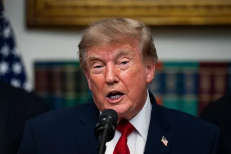 Donald Trump discută despre sancțiuni economice împotriva țărilor care colaborează cu Iranul.