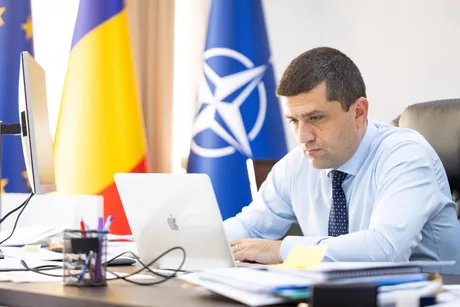 Ministrul Apărării discutând despre dezinformare și impactul inteligenței artificiale.