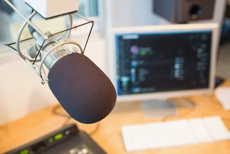 Microfon într-un studio de radio, pregătit pentru emisie.