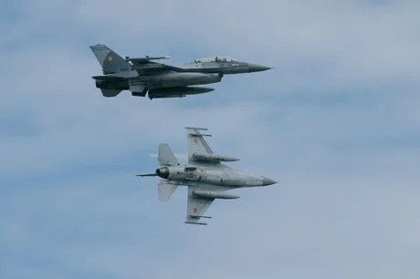 Avioane F-16 în zbor, demonstrând capacitățile aviației ucrainene.