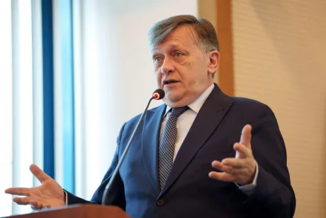 Crin Antonescu critică conducerea PNL și contestă legitimitatea reformatorilor.